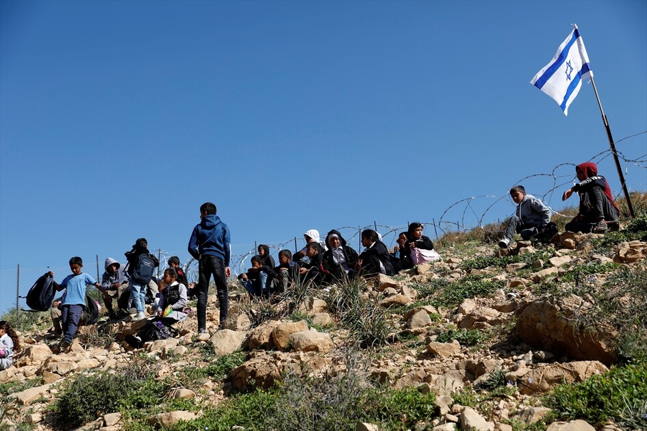 دراسة في الشارع.. مستوطنون يمنعون عودة تلاميذ بالضفة لمدرستهم