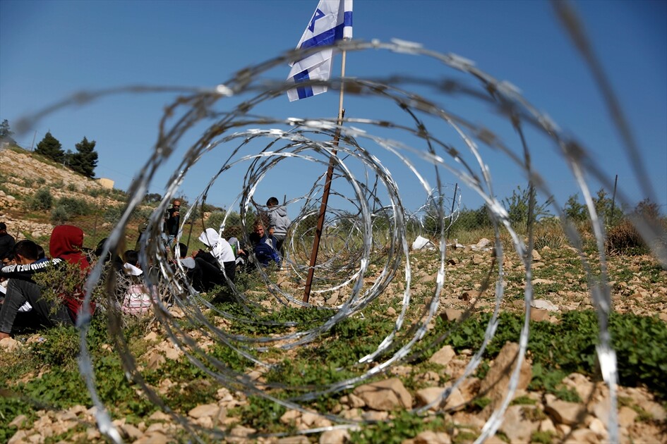 دراسة في الشارع.. مستوطنون يمنعون عودة تلاميذ بالضفة لمدرستهم