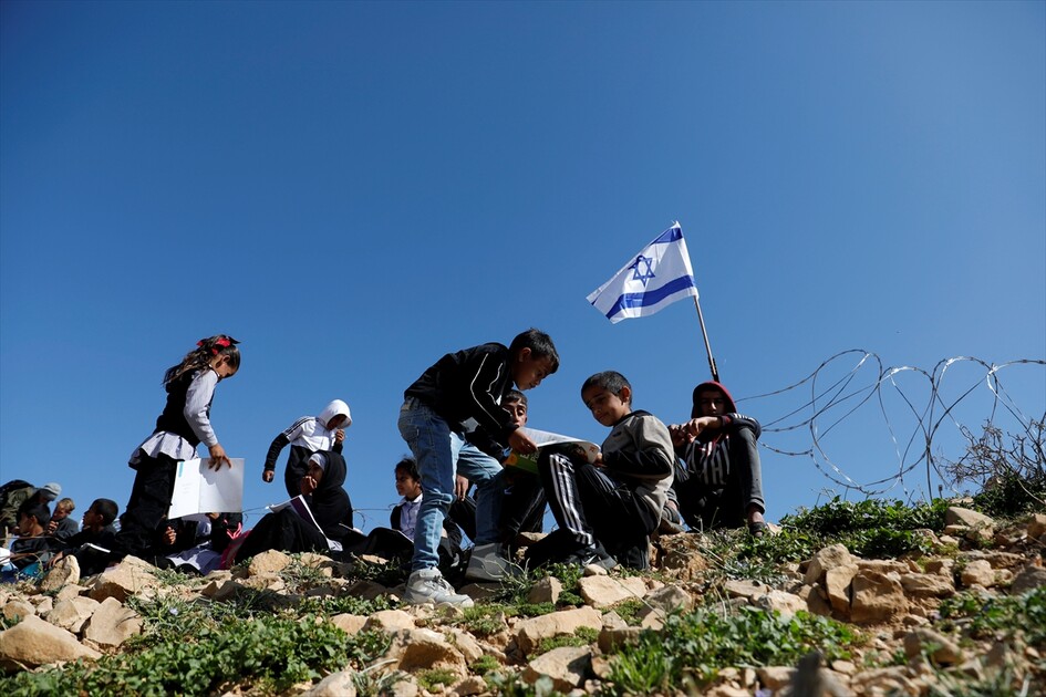 دراسة في الشارع.. مستوطنون يمنعون عودة تلاميذ بالضفة لمدرستهم