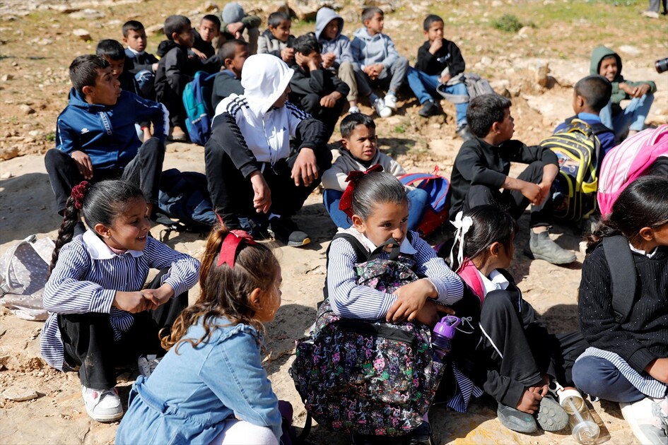 دراسة في الشارع.. مستوطنون يمنعون عودة تلاميذ بالضفة لمدرستهم