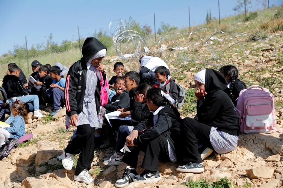 دراسة في الشارع.. مستوطنون يمنعون عودة تلاميذ بالضفة لمدرستهم