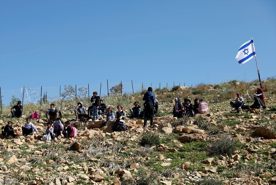 دراسة في الشارع.. مستوطنون يمنعون عودة تلاميذ بالضفة لمدرستهم