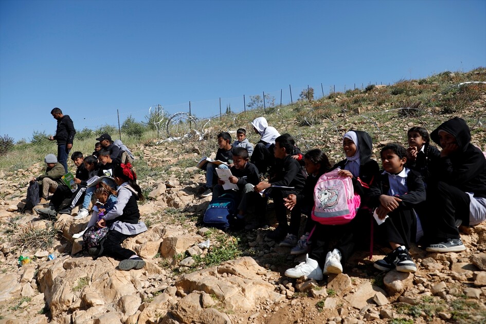 دراسة في الشارع.. مستوطنون يمنعون عودة تلاميذ بالضفة لمدرستهم
