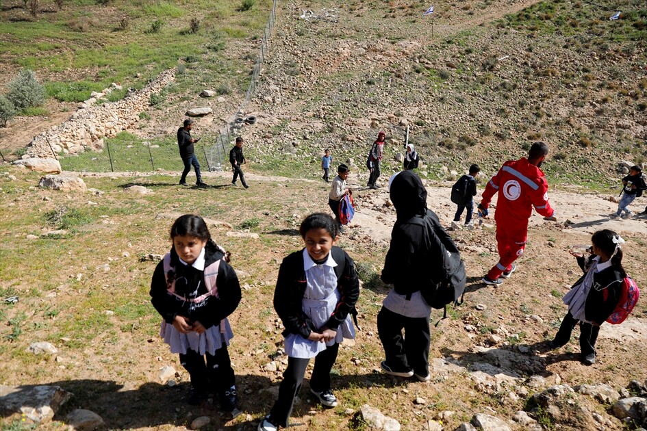 دراسة في الشارع.. مستوطنون يمنعون عودة تلاميذ بالضفة لمدرستهم
