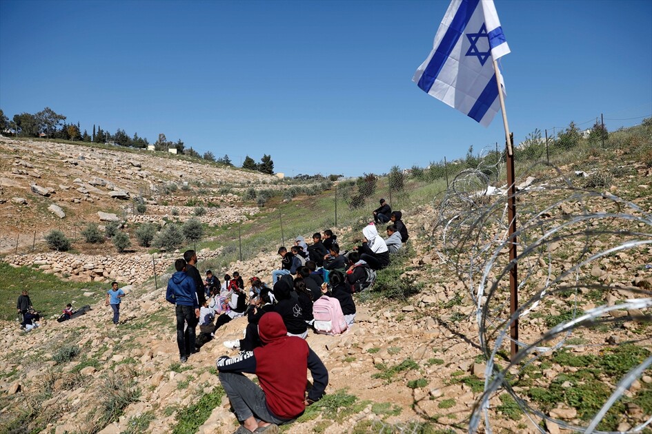 دراسة في الشارع.. مستوطنون يمنعون عودة تلاميذ بالضفة لمدرستهم