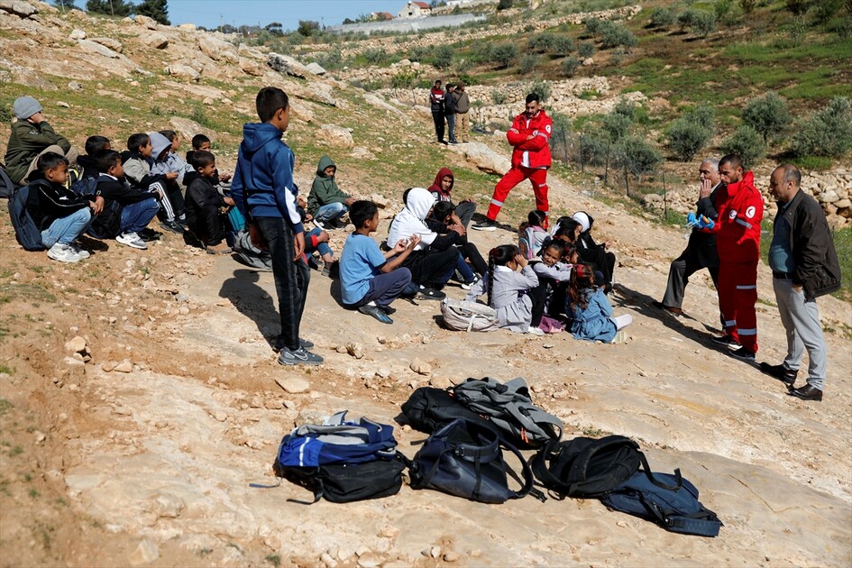 دراسة في الشارع.. مستوطنون يمنعون عودة تلاميذ بالضفة لمدرستهم