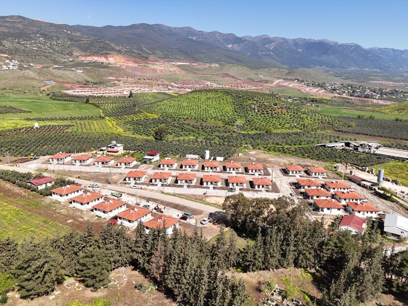 Hatay'da yapımı tamamlanan 28 köy evi depremzedelere teslim edildi