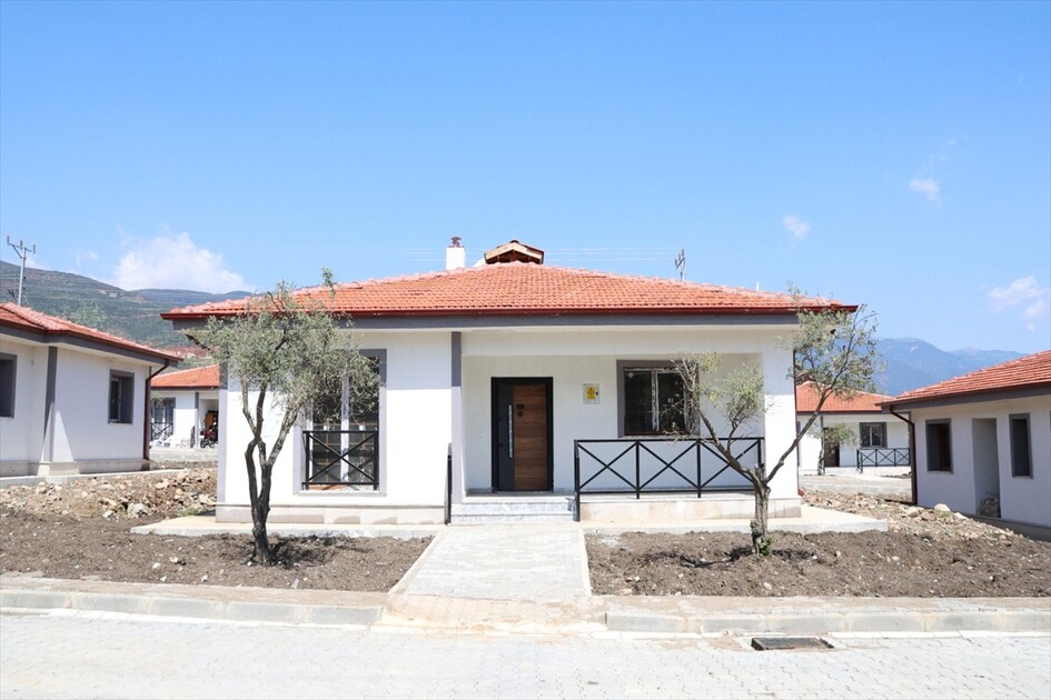 Hatay'da yapımı tamamlanan 28 köy evi depremzedelere teslim edildi