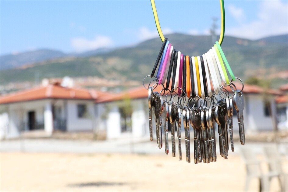 Hatay'da yapımı tamamlanan 28 köy evi depremzedelere teslim edildi