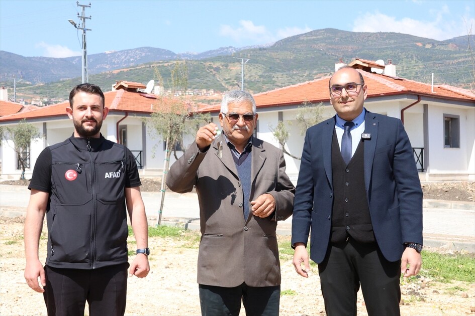 Hatay'da yapımı tamamlanan 28 köy evi depremzedelere teslim edildi