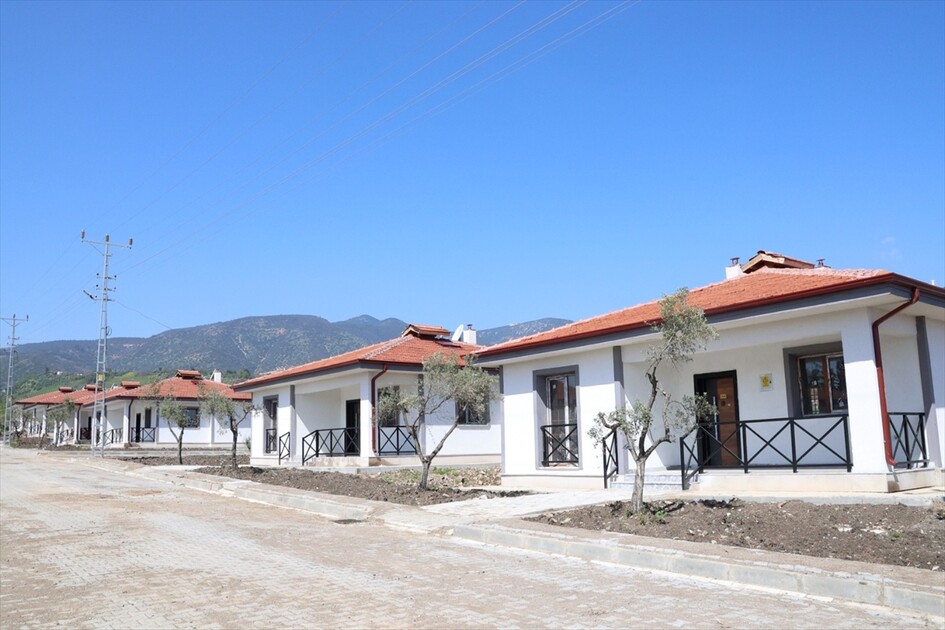 Hatay'da yapımı tamamlanan 28 köy evi depremzedelere teslim edildi