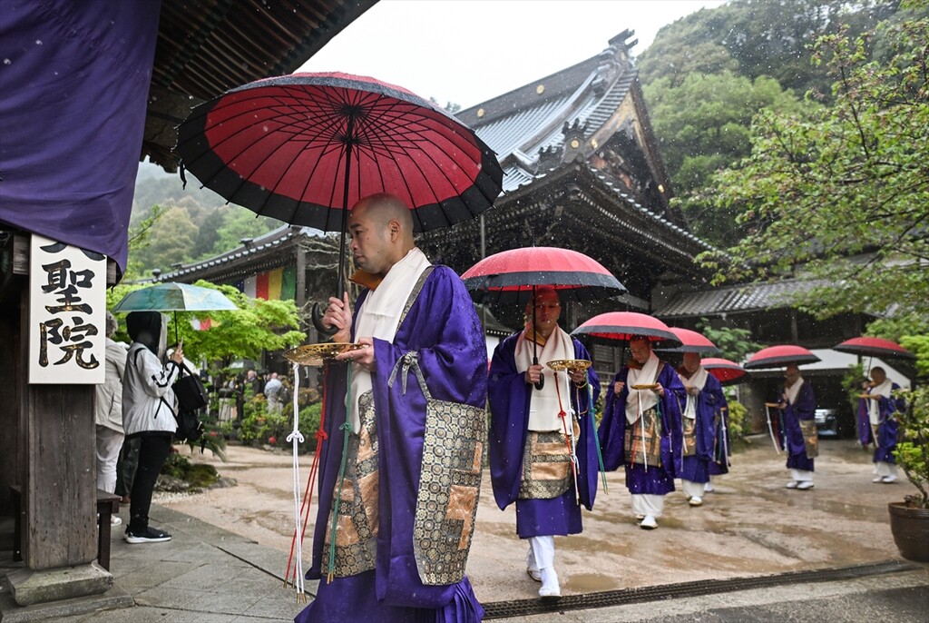 Budistički monasi izvode drevni ritual hodanja po vatri na ostrvu Miyajima
