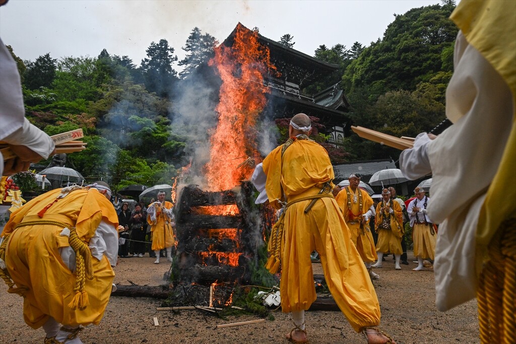Budistički monasi izvode drevni ritual hodanja po vatri na ostrvu Miyajima