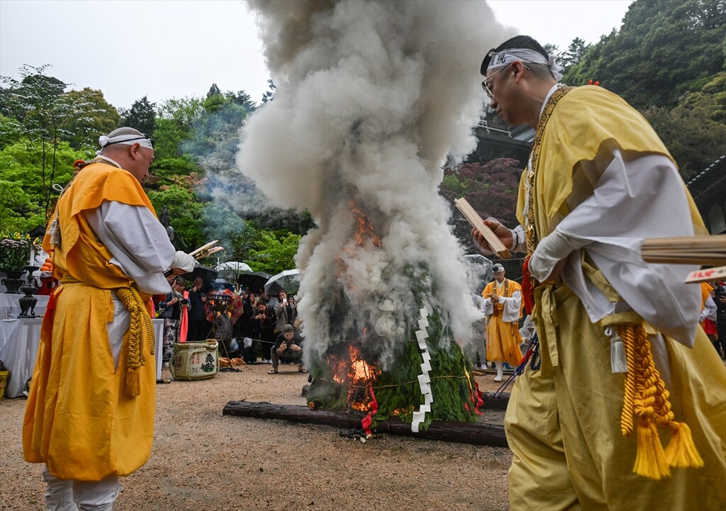 Budistički monasi izvode drevni ritual hodanja po vatri na ostrvu Miyajima