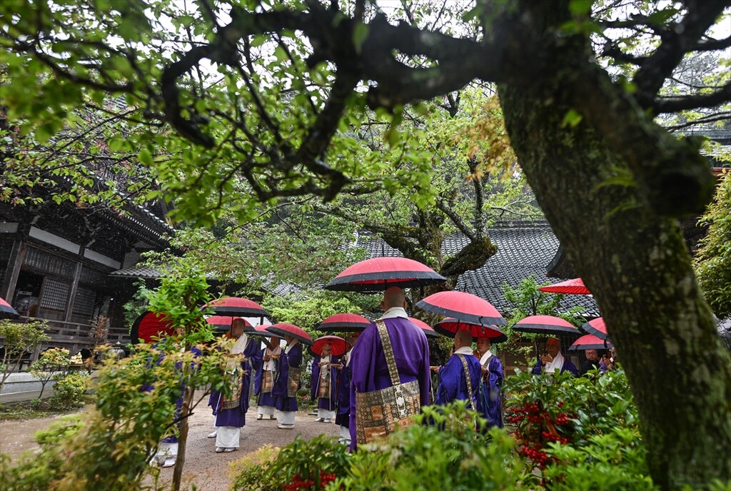 Budistički monasi izvode drevni ritual hodanja po vatri na ostrvu Miyajima