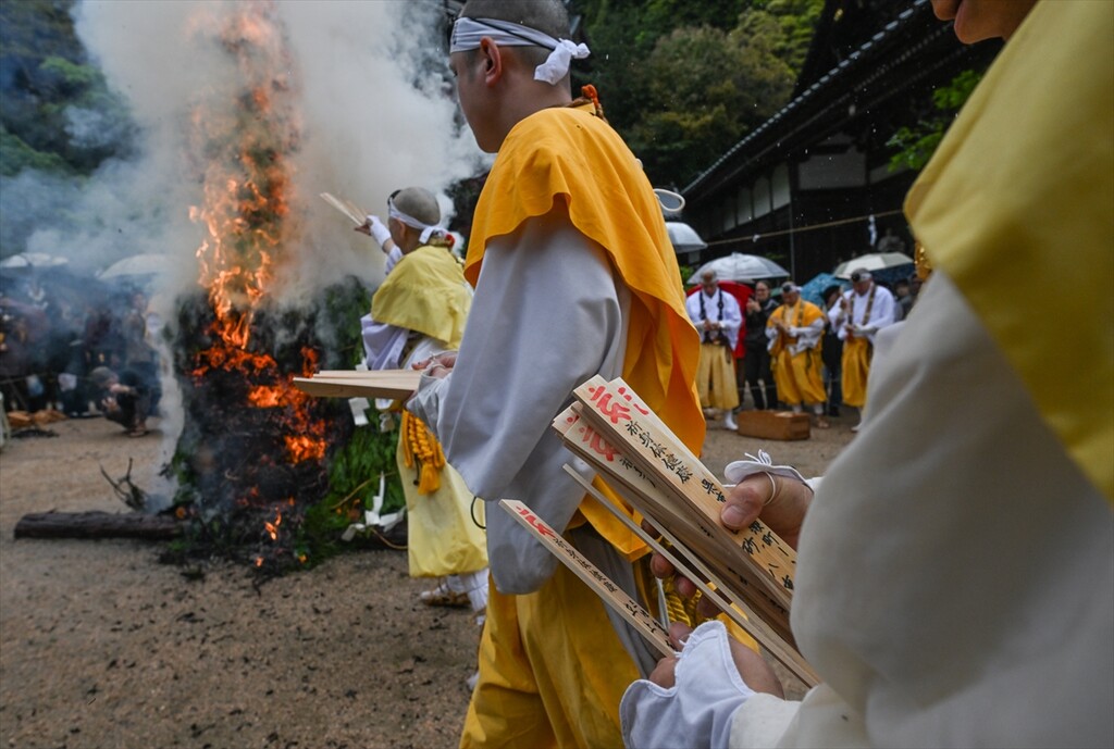 Budistički monasi izvode drevni ritual hodanja po vatri na ostrvu Miyajima