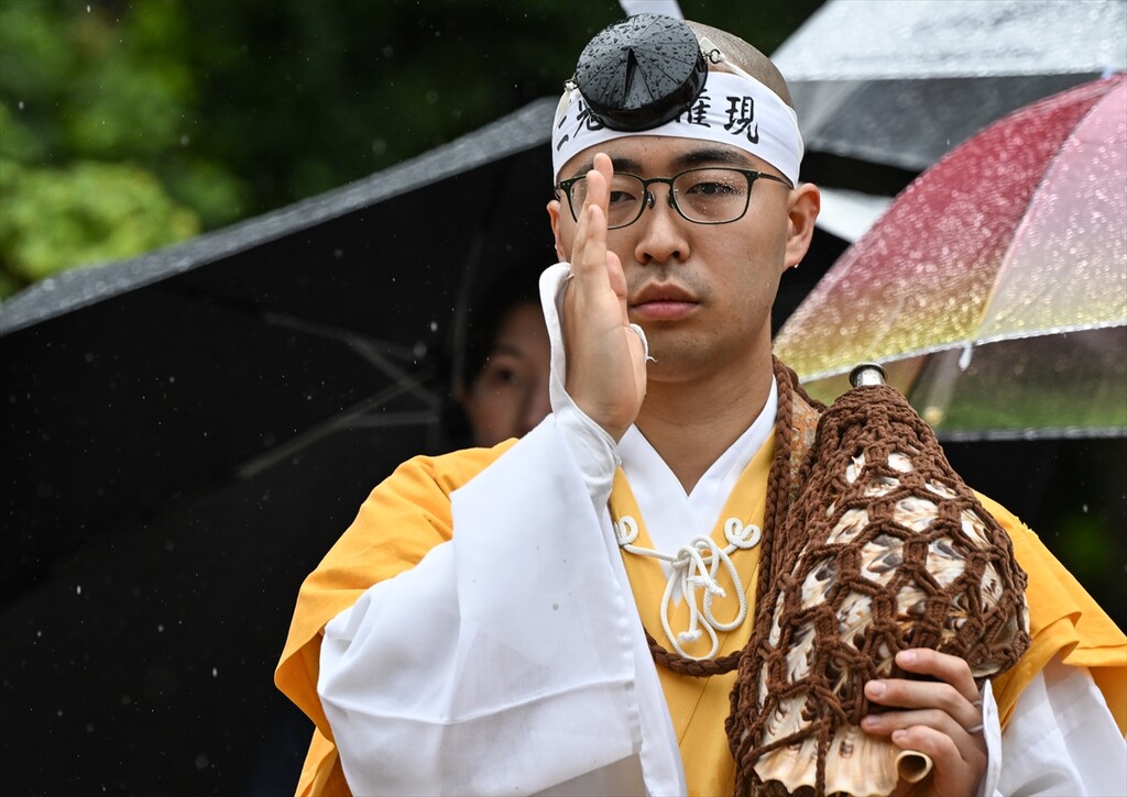 Budistički monasi izvode drevni ritual hodanja po vatri na ostrvu Miyajima