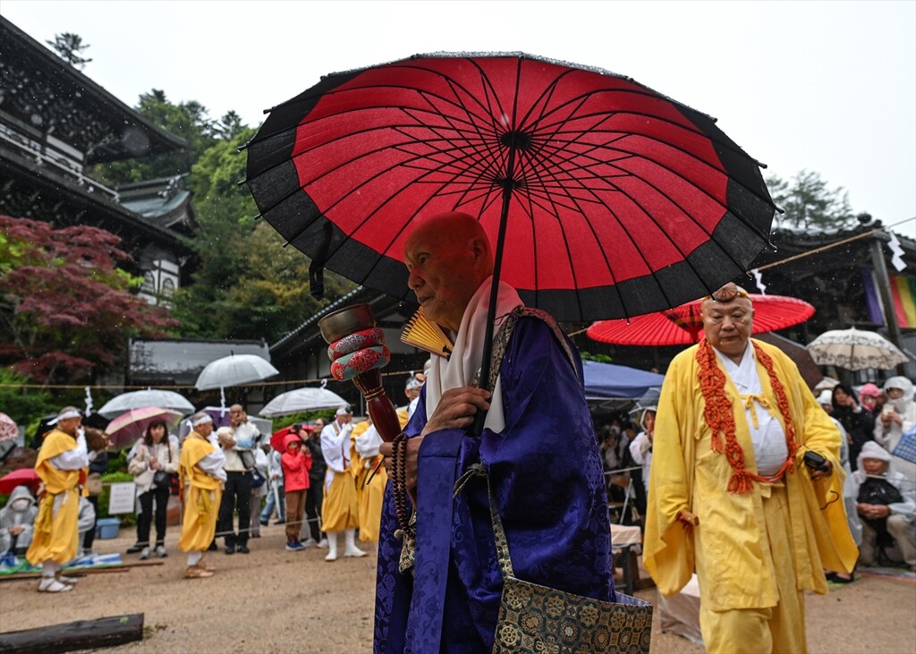 Budistički monasi izvode drevni ritual hodanja po vatri na ostrvu Miyajima