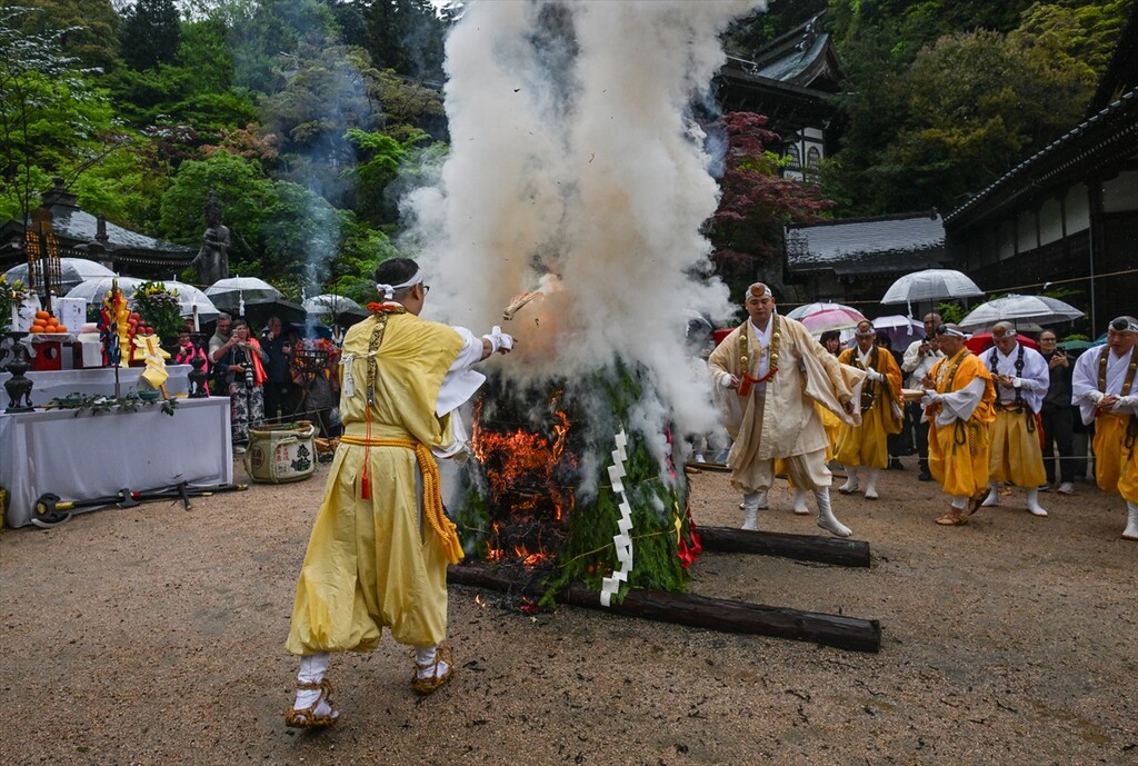 Budistički monasi izvode drevni ritual hodanja po vatri na ostrvu Miyajima