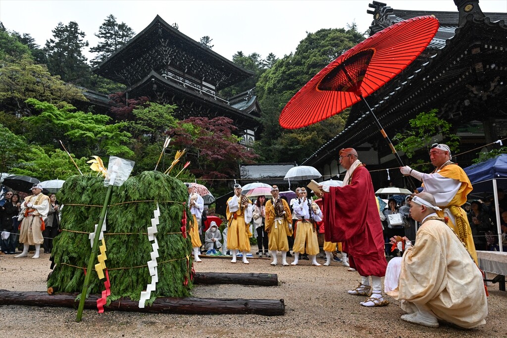 Budistički monasi izvode drevni ritual hodanja po vatri na ostrvu Miyajima