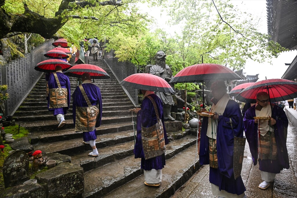 Budistički monasi izvode drevni ritual hodanja po vatri na ostrvu Miyajima