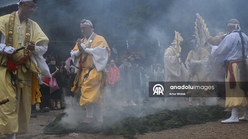 Budistički monasi izvode drevni ritual hodanja po vatri na ostrvu Miyajima