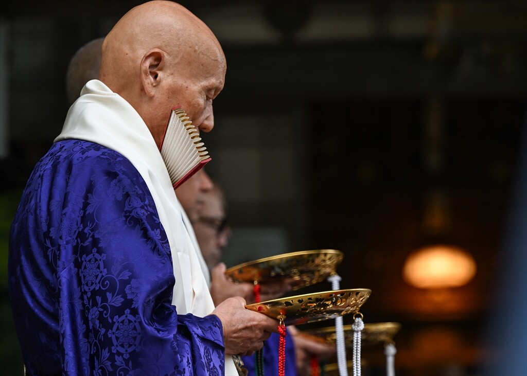 Budistički monasi izvode drevni ritual hodanja po vatri na ostrvu Miyajima