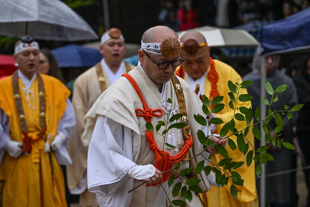 Budistički monasi izvode drevni ritual hodanja po vatri na ostrvu Miyajima