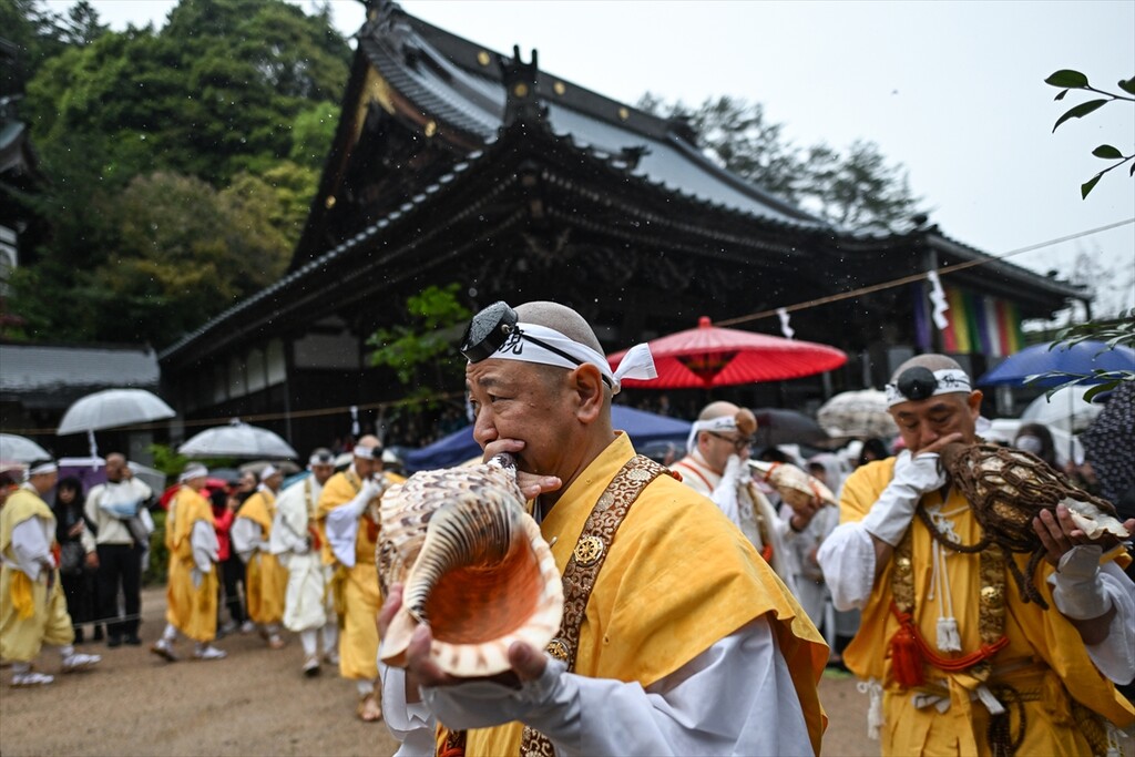 Budistički monasi izvode drevni ritual hodanja po vatri na ostrvu Miyajima