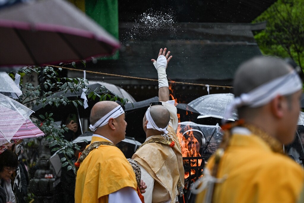 Budistički monasi izvode drevni ritual hodanja po vatri na ostrvu Miyajima