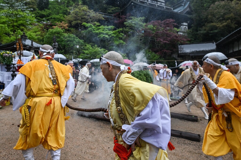 Budistički monasi izvode drevni ritual hodanja po vatri na ostrvu Miyajima