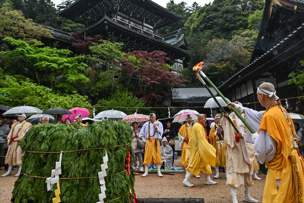 Budistički monasi izvode drevni ritual hodanja po vatri na ostrvu Miyajima