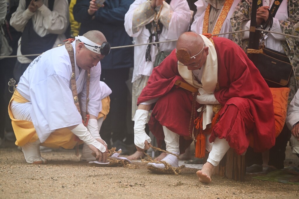 Budistički monasi izvode drevni ritual hodanja po vatri na ostrvu Miyajima