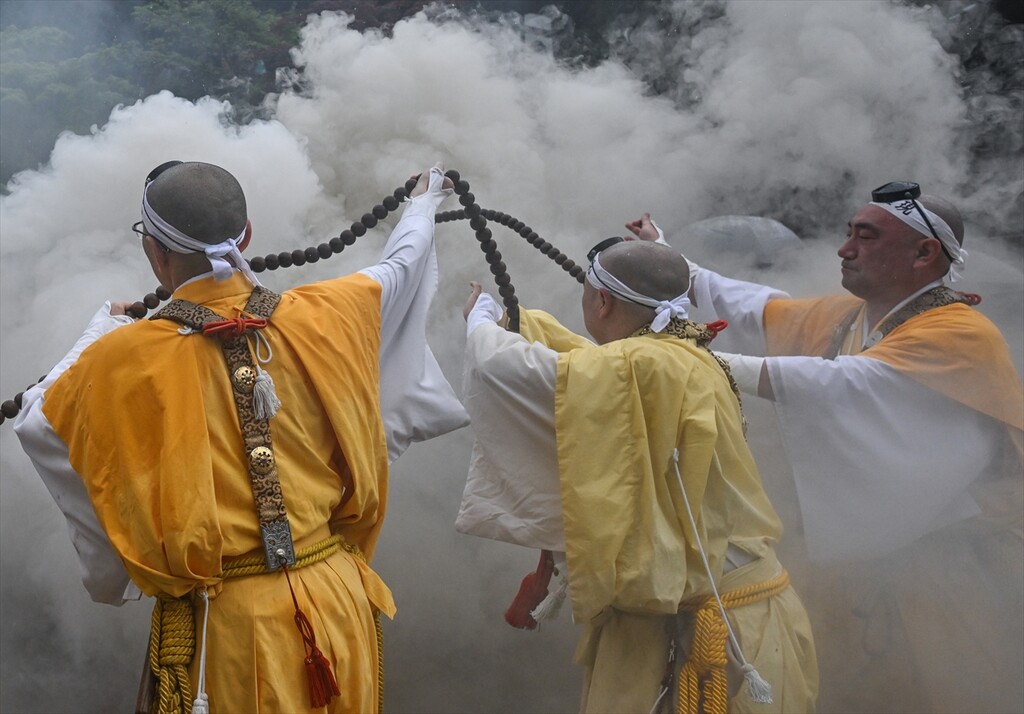 Budistički monasi izvode drevni ritual hodanja po vatri na ostrvu Miyajima