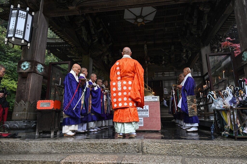 Budistički monasi izvode drevni ritual hodanja po vatri na ostrvu Miyajima
