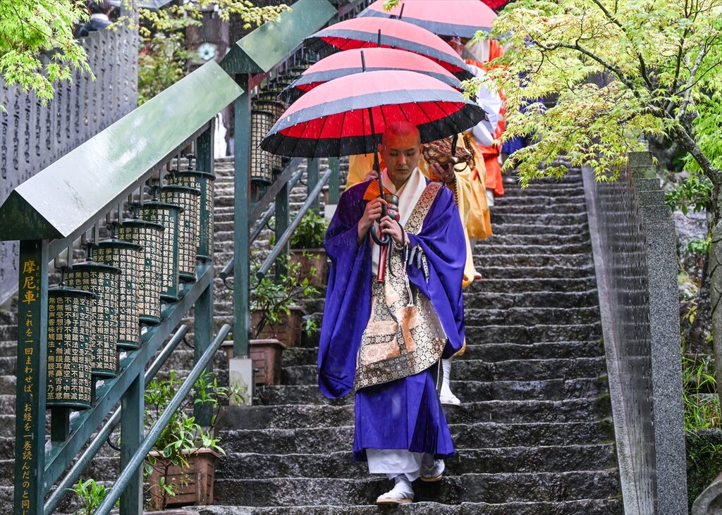 Budistički monasi izvode drevni ritual hodanja po vatri na ostrvu Miyajima