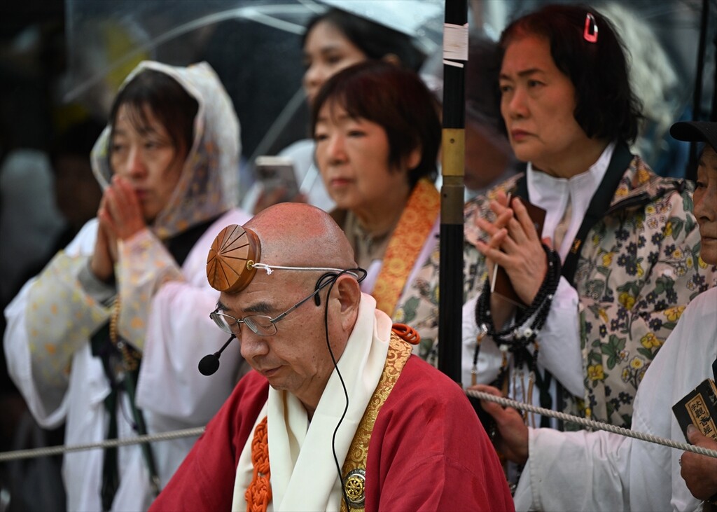 Budistički monasi izvode drevni ritual hodanja po vatri na ostrvu Miyajima