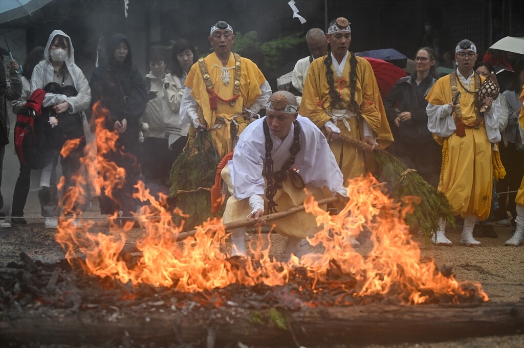 Budistički monasi izvode drevni ritual hodanja po vatri na ostrvu Miyajima