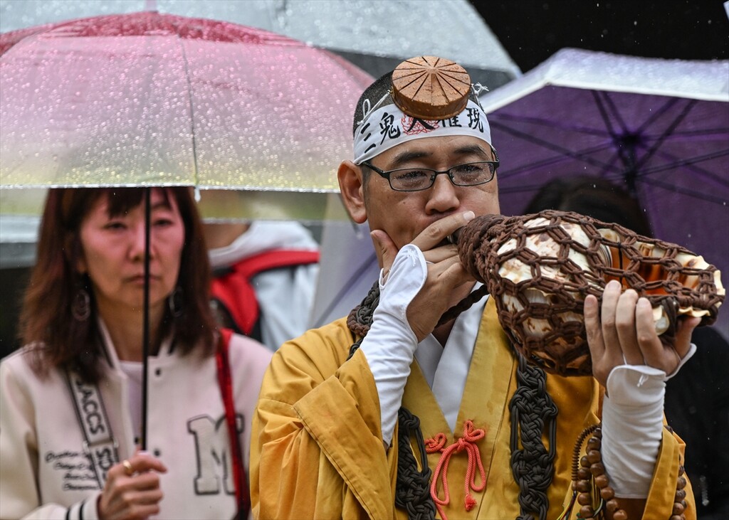 Budistički monasi izvode drevni ritual hodanja po vatri na ostrvu Miyajima