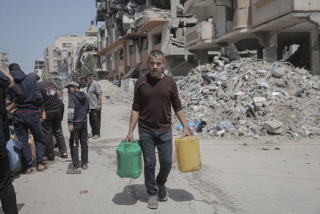 Residents fetch water amid crisis in Gaza’s Sheikh Radwan neighborhood
