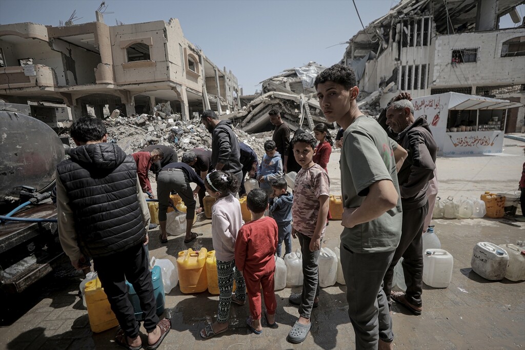 Residents fetch water amid crisis in Gaza’s Sheikh Radwan neighborhood