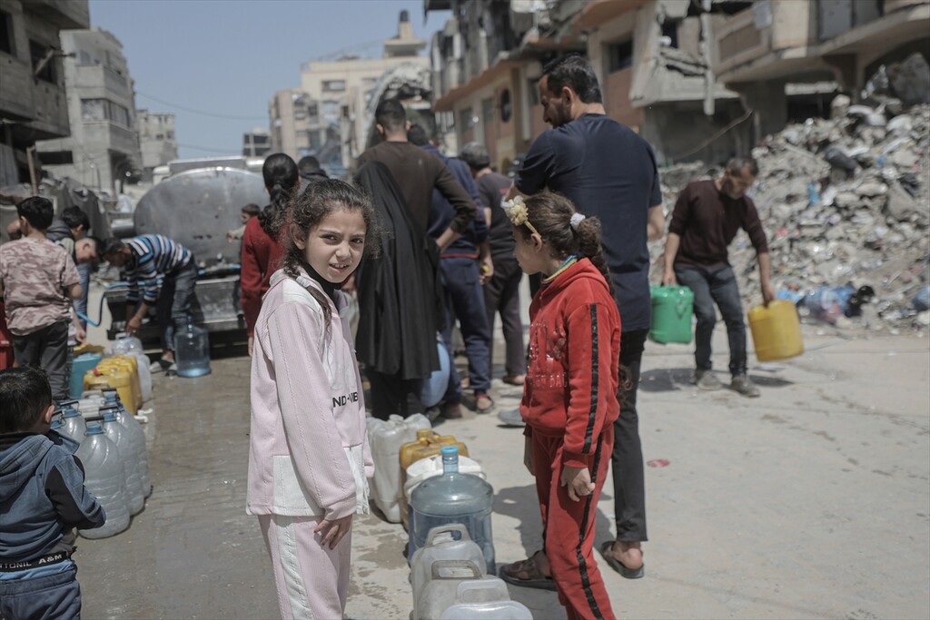 Residents fetch water amid crisis in Gaza’s Sheikh Radwan neighborhood