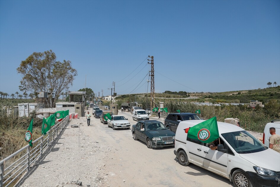 srail ile 10 günlük ateşkesin ardından yerinden edilen Lübnanlılar güneydeki evlerine dönüyor