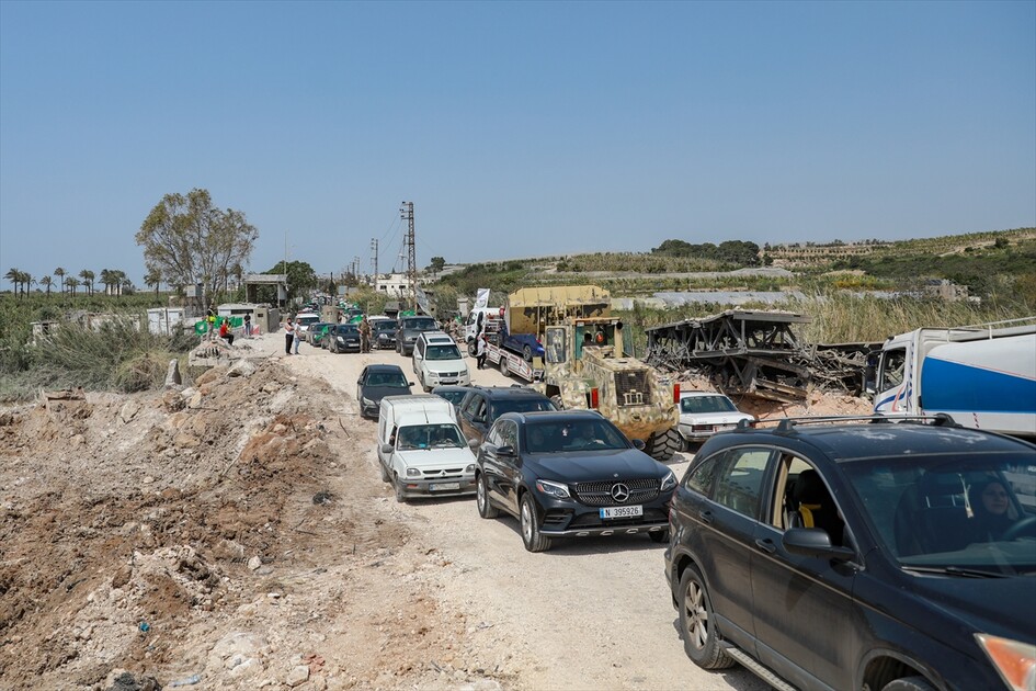 İsrail ile 10 günlük ateşkesin ardından yerinden edilen Lübnanlılar güneydeki evlerine dönüyor