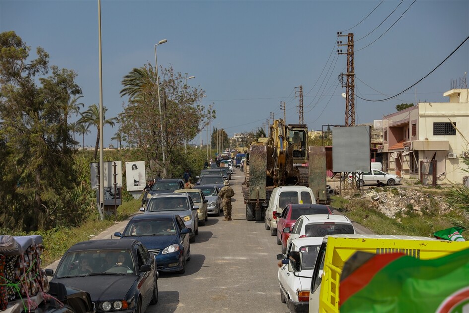 İsrail ile 10 günlük ateşkesin ardından yerinden edilen Lübnanlılar güneydeki evlerine dönüyor