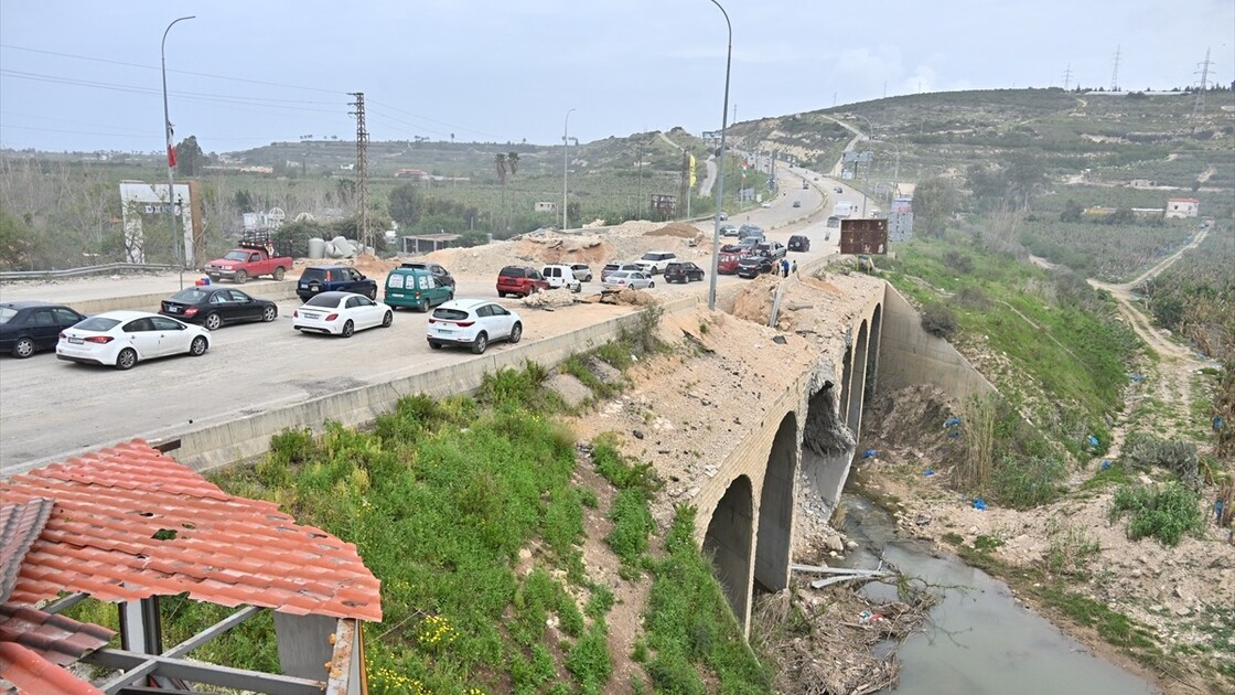 İsrail ordusunun Lübnan'da halkı göçe zorlamak için hedef aldığı 2 köprü yeniden geçişe açıldı
