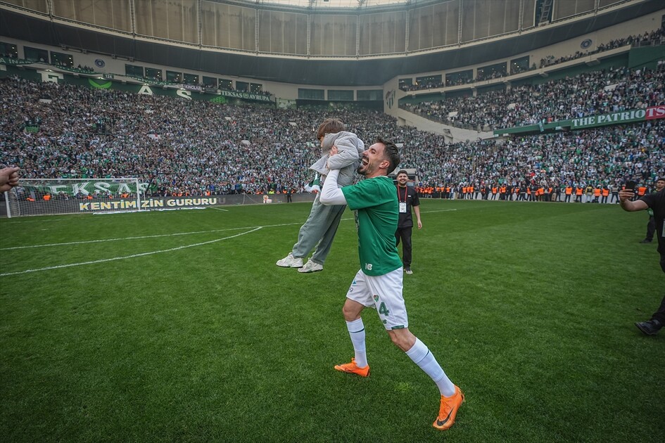 Bursaspor, şampiyonluğunu ilan ederek 1. Lig'e yükselmeyi garantiledi