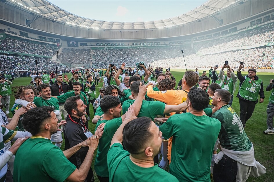 Bursaspor, şampiyonluğunu ilan ederek 1. Lig'e yükselmeyi garantiledi