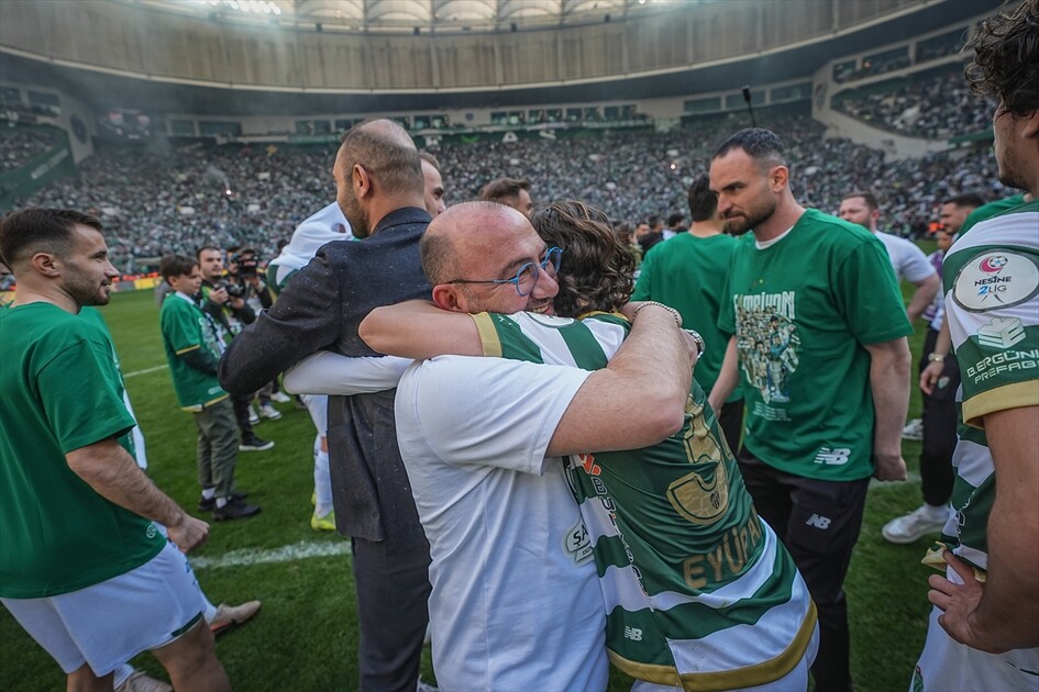 Bursaspor, şampiyonluğunu ilan ederek 1. Lig'e yükselmeyi garantiledi