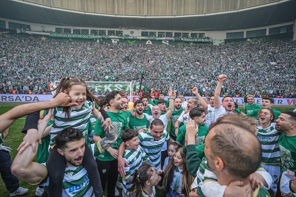 Bursaspor, şampiyonluğunu ilan ederek 1. Lig'e yükselmeyi garantiledi
